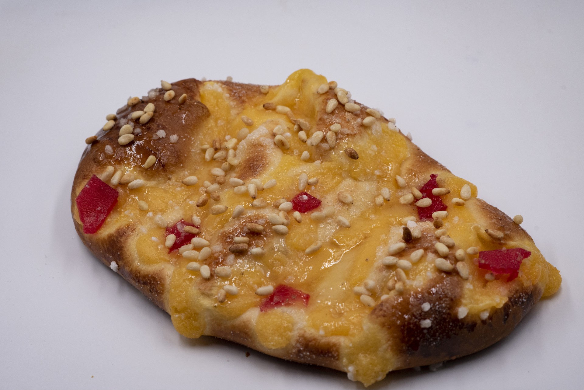 Coca de crema y piñones