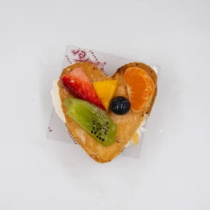 Corazón de hojaldre y frutas