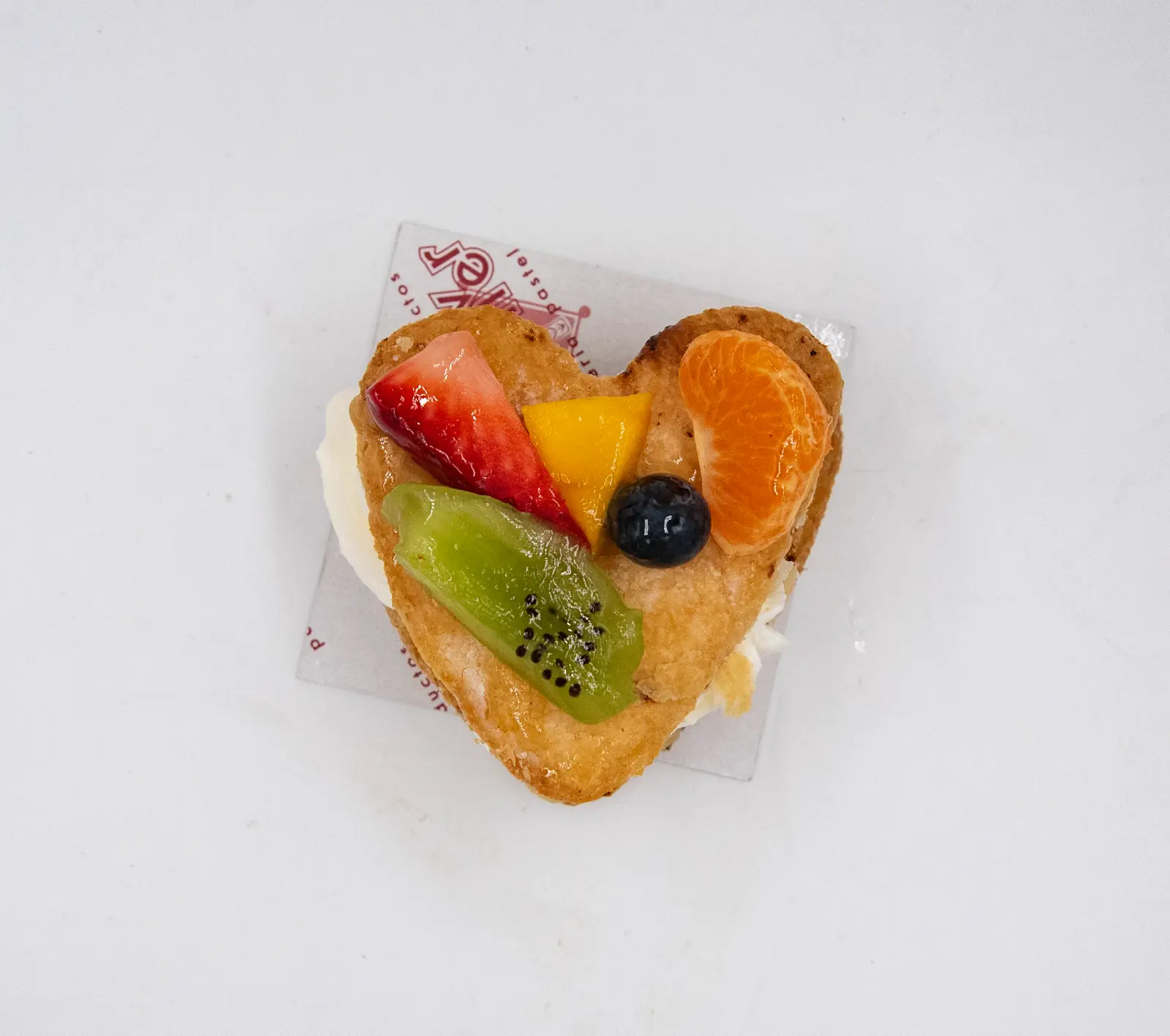 Corazón de hojaldre y frutas